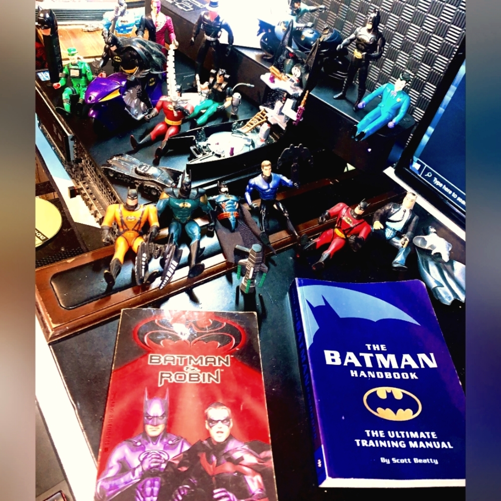 90s Original Keener Batman and Friends Figures Housing, guns equipment included